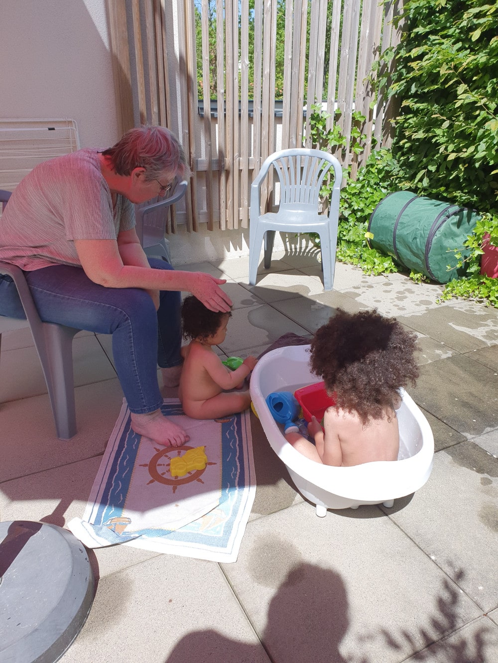 Les enfants jouent dans l'eau